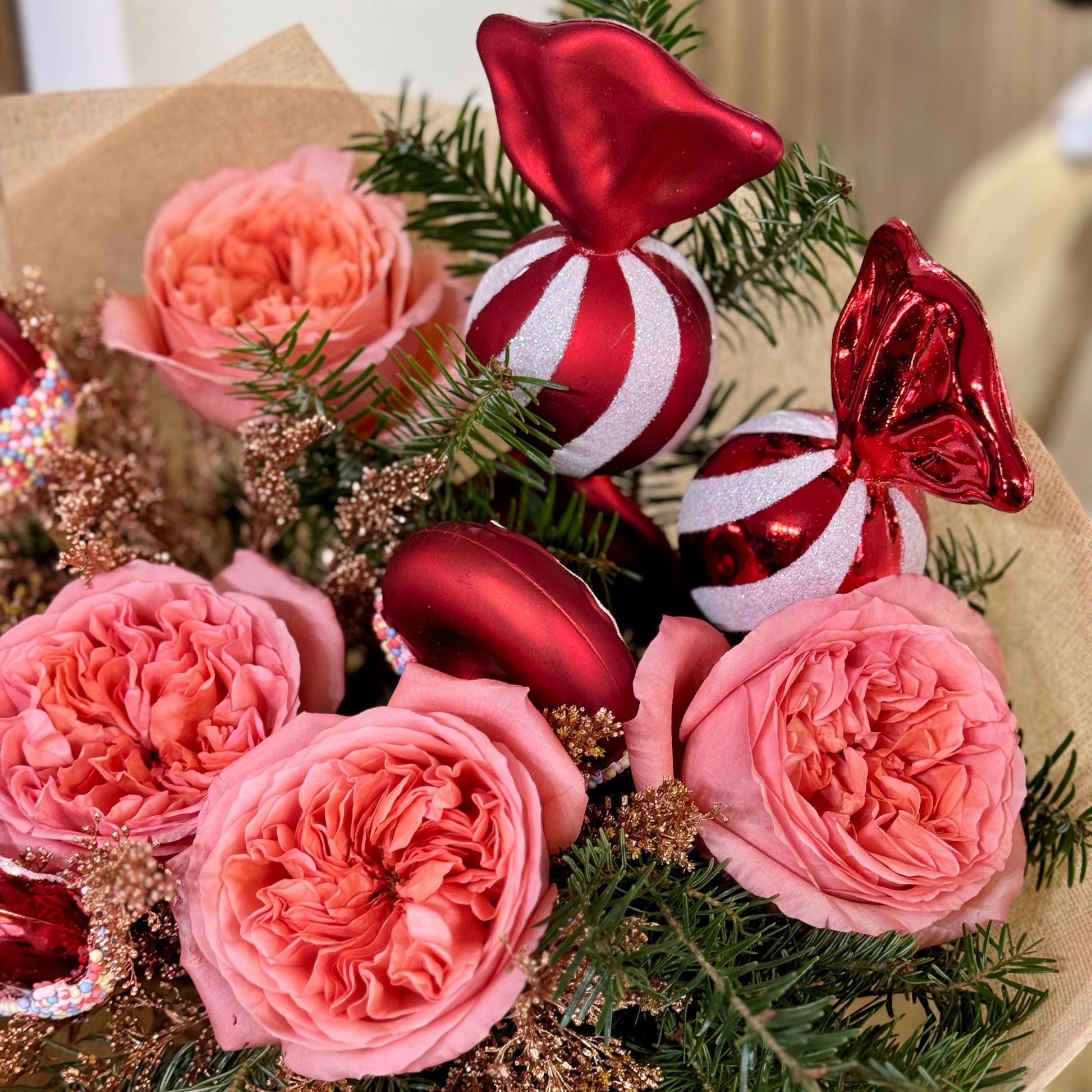 Buchet festiv de Crăciun cu trandafiri roz și brad natural