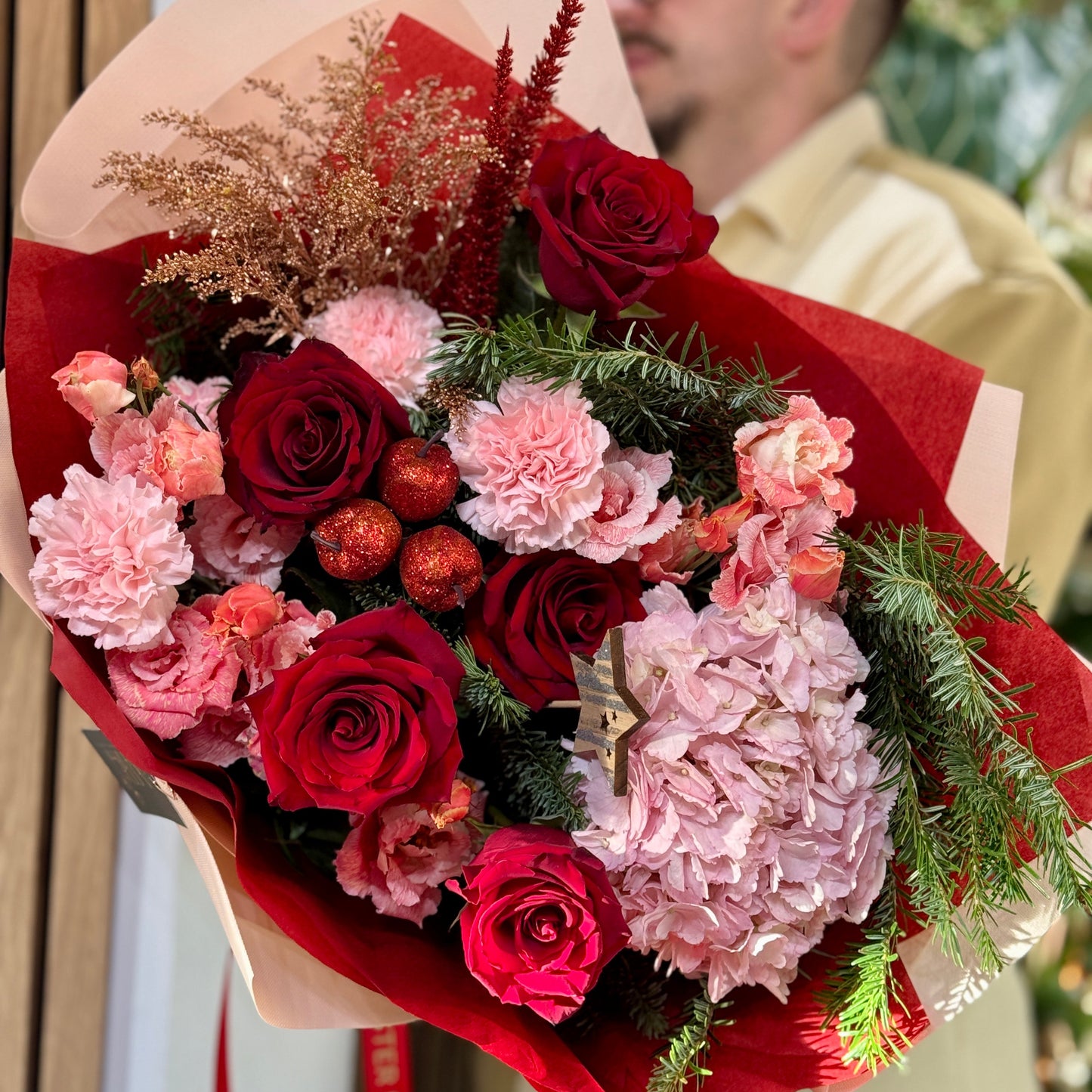 Buchet festiv de Crăciun în nuanțe de roșu și roz