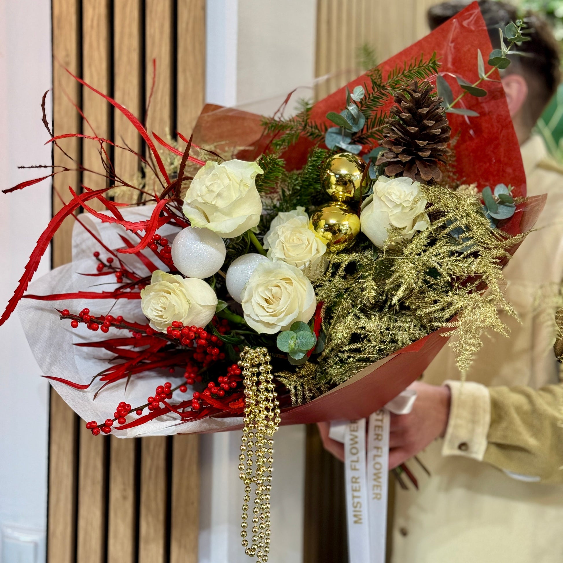 Buchet festiv de Crăciun în alb, roșu și auriu