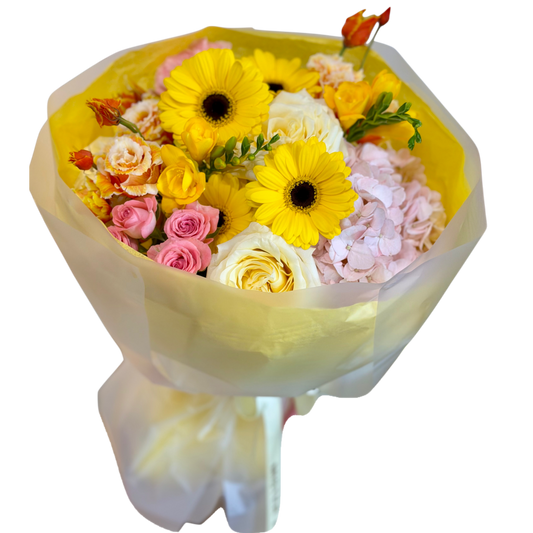 Buchet Golden Spring cu germini galbene, hortensie roz, trandafiri crem, mini roze și frezii parfumate