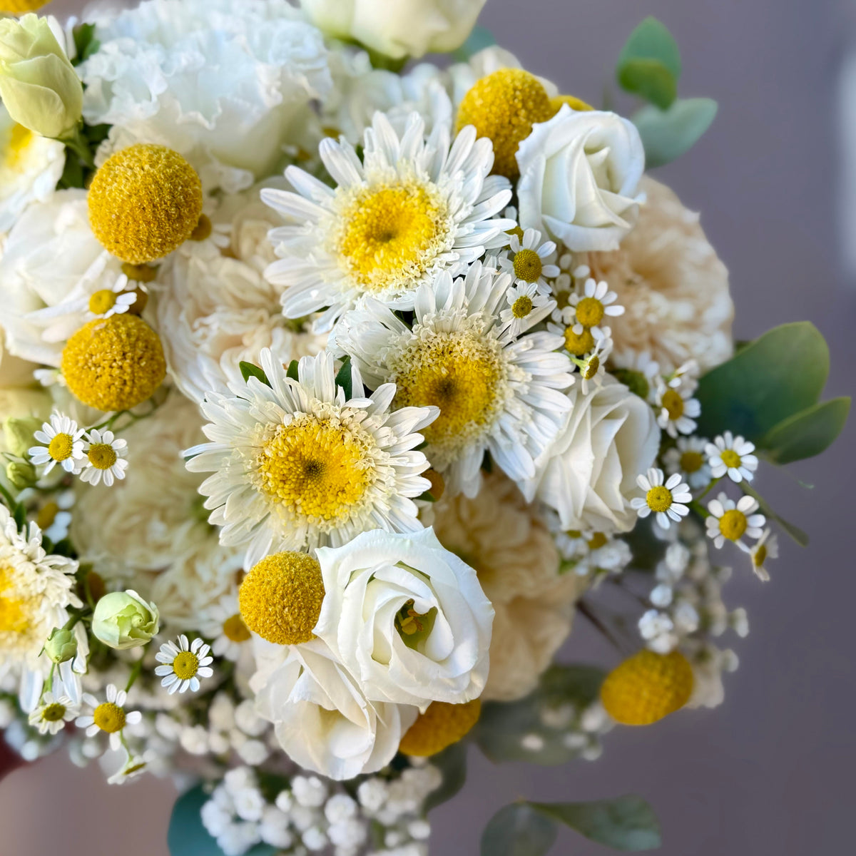 Buchet mireasă elegant alb și galben realizat de Mister Flower Cluj
