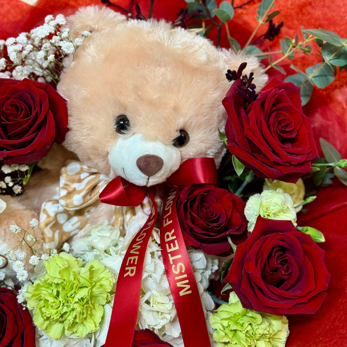 Buchet romantic cu hortensie albă și ursuleț