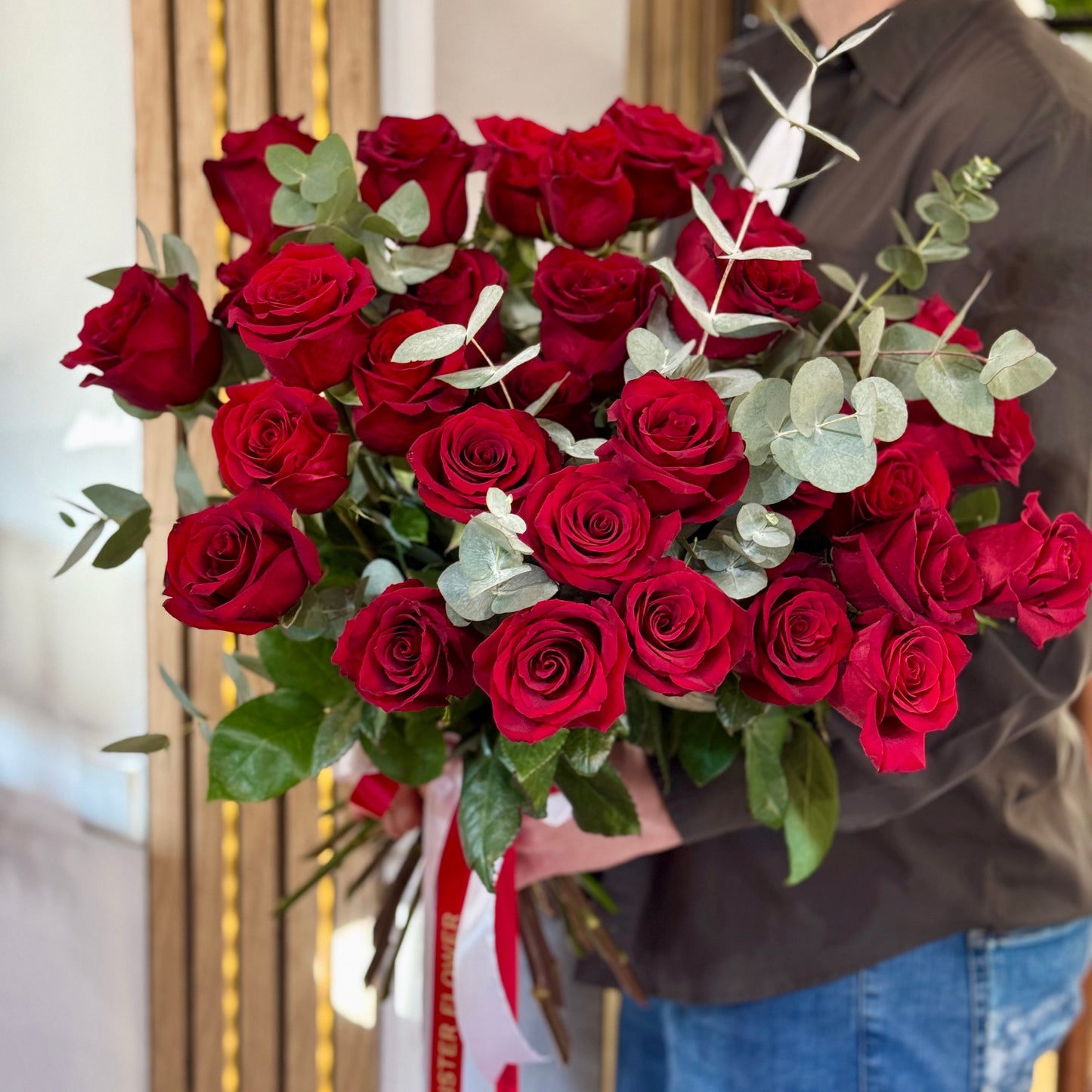 Buchet romantic cu trandafiri roșii – livrare flori Cluj-Napoca