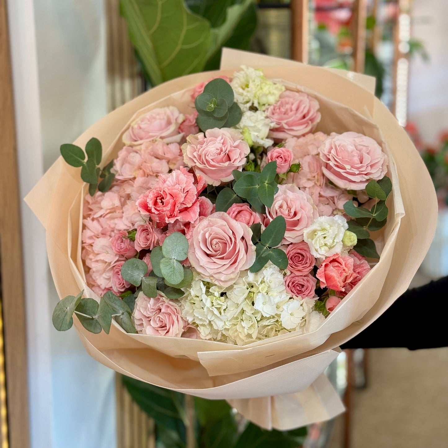 Buchet romantic cu trandafiri roz pentru Valentine’s Day și 8 Martie, realizat în Florești