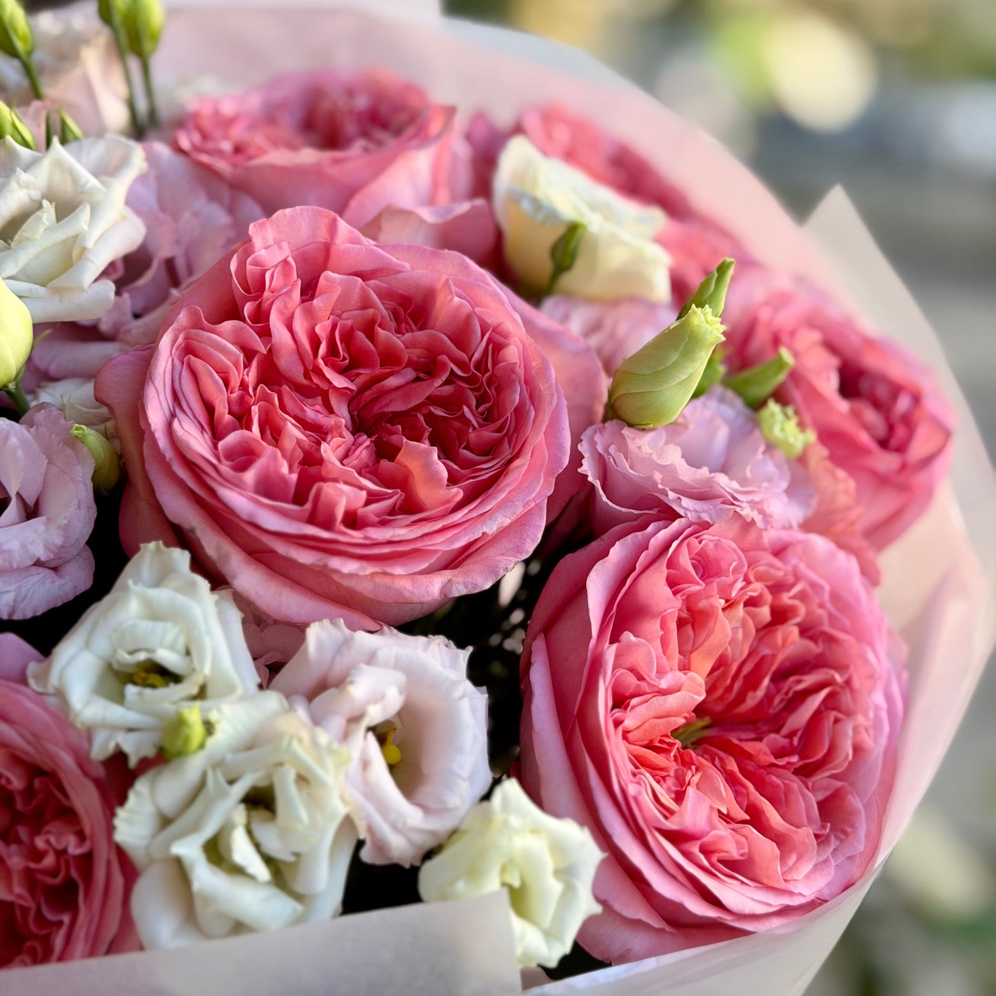 Buchet romantic în nuanțe de roz cu trandafiri și lisianthus – Mister Flower