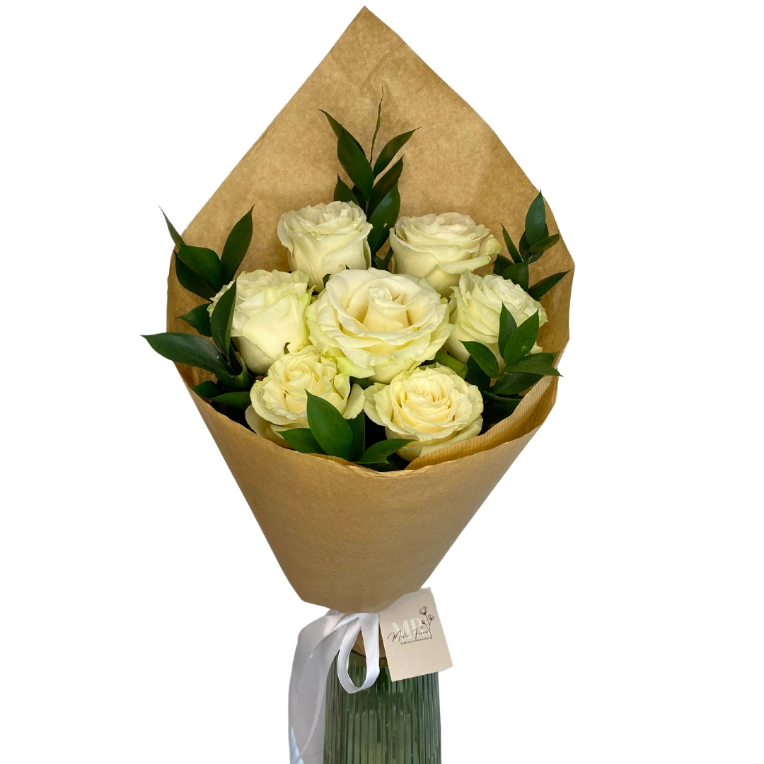 Buchet de 7 trandafiri albi - MrFlowerFloresti - aranjamente florare, iasomie, trandafiri, orhidee, buchete nunta, buchete mireasa, buchete de flori, buchete de trandafiri, eucalipt, florarie floresti Buchet 7 de trandafiri albi