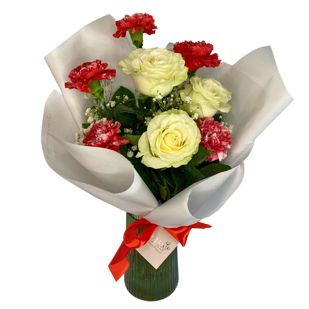 Buchet de trandafiri albi si garoafe VIP - MrFlowerFloresti - aranjamente florare, iasomie, trandafiri, orhidee, buchete nunta, buchete mireasa, buchete de flori, buchete de trandafiri, eucalipt, florarie floresti Buchet de trandafiri albi și garoafe VIP de la Mister Flower - un aranjament sofisticat și elegant