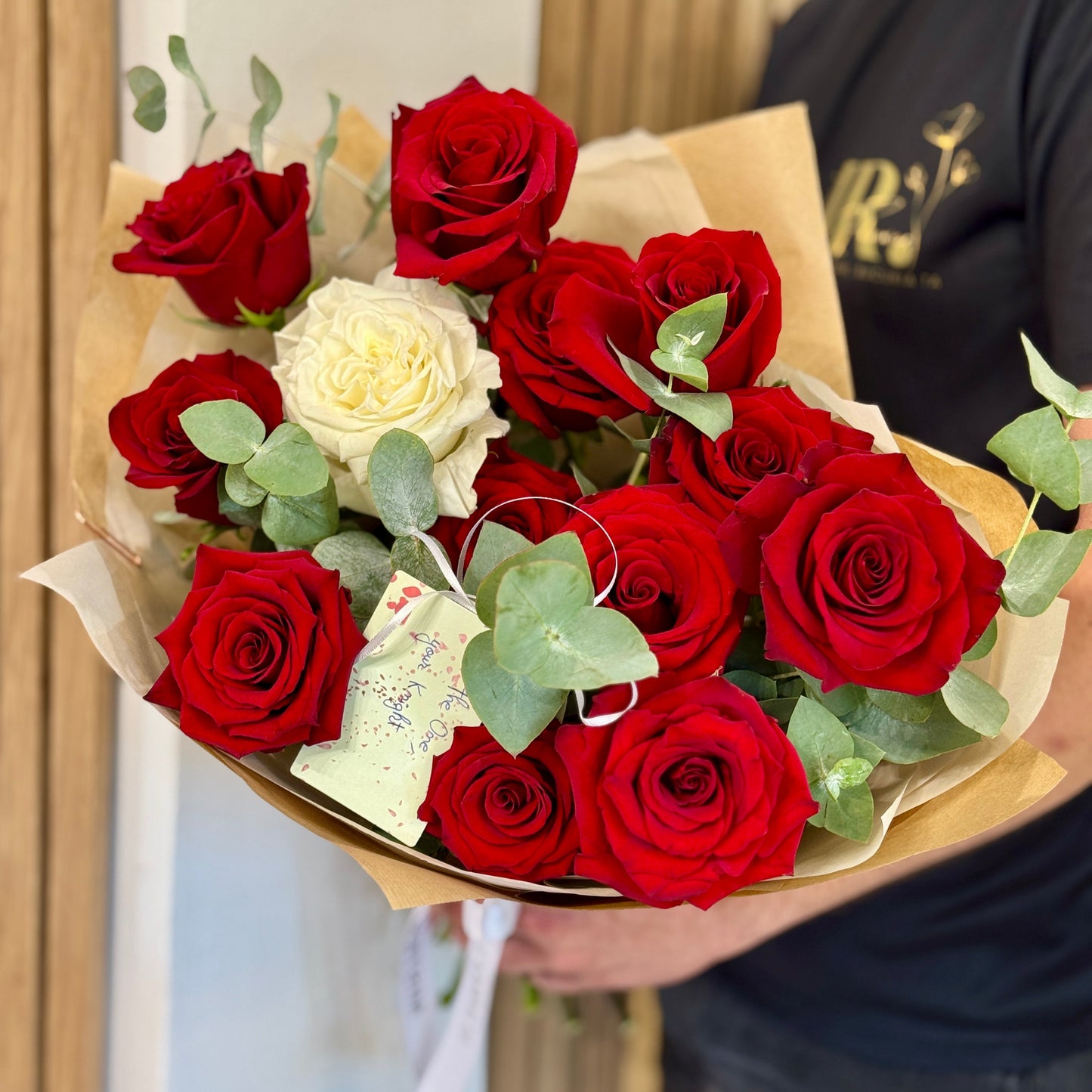 Buchetul „Your Knight” compus din trandafiri eleganți și verdeață, ideal pentru ocazii speciale – MisterFlower Cluj