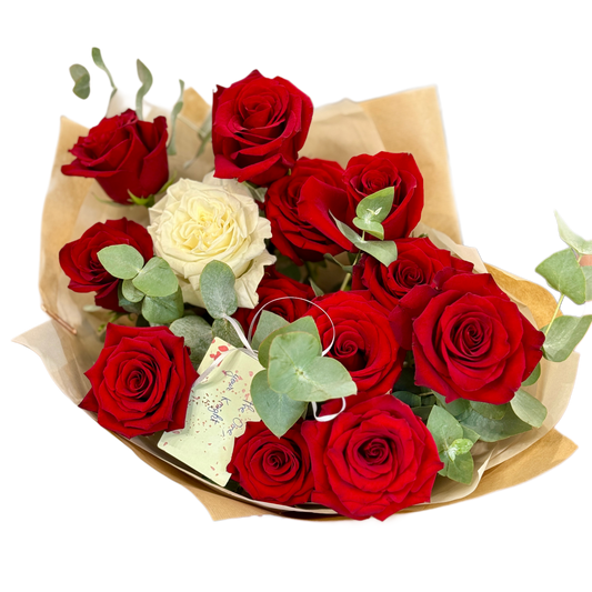 Buchetul „Your Knight” compus din trandafiri eleganți și verdeață, ideal pentru ocazii speciale – MisterFlower Cluj