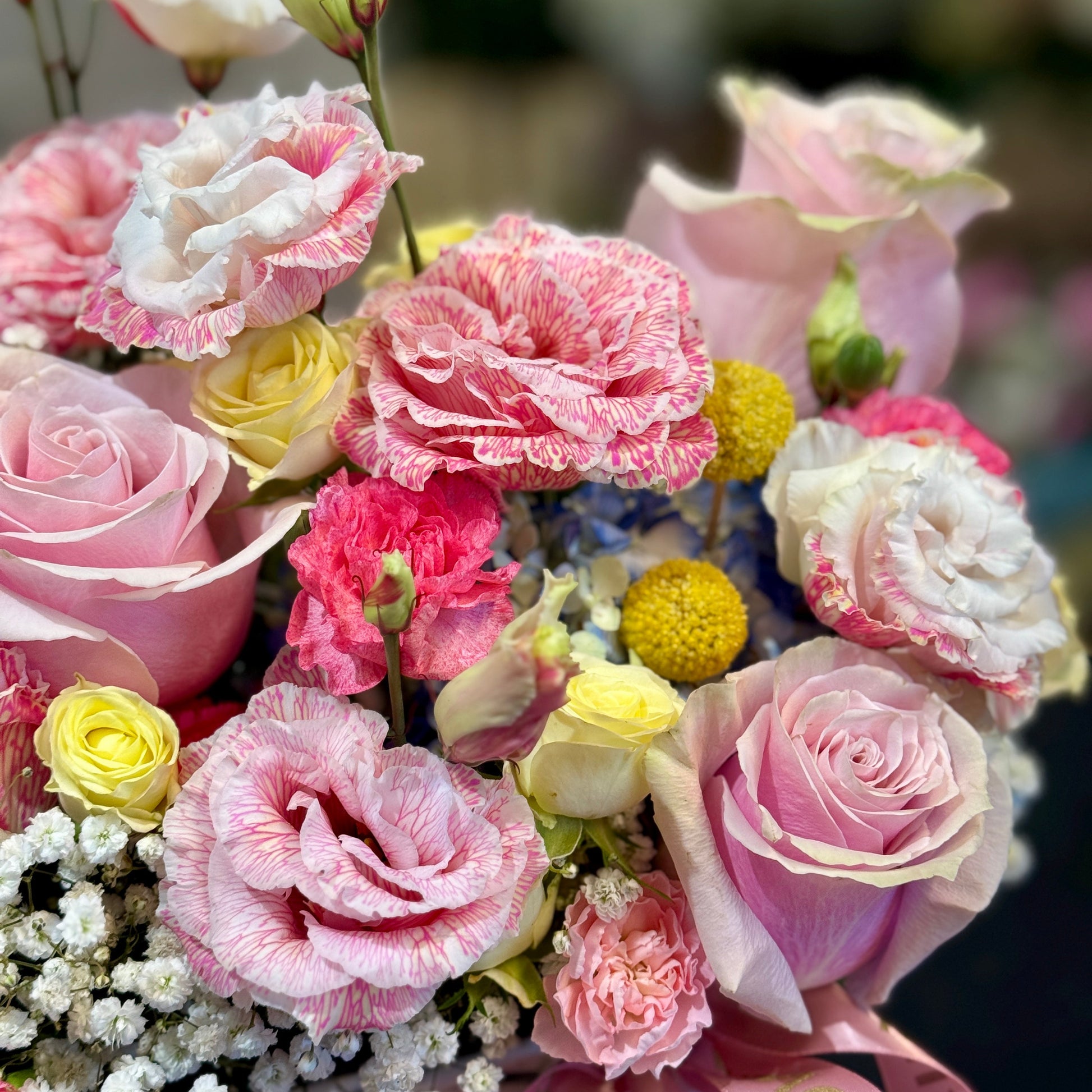 Coș floral cu trandafiri roz și lisianthus – Mister Flower