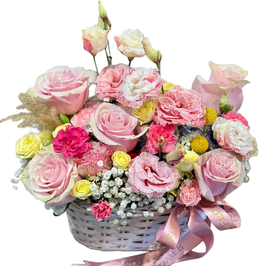 Coș floral cu trandafiri roz și lisianthus – Mister Flower