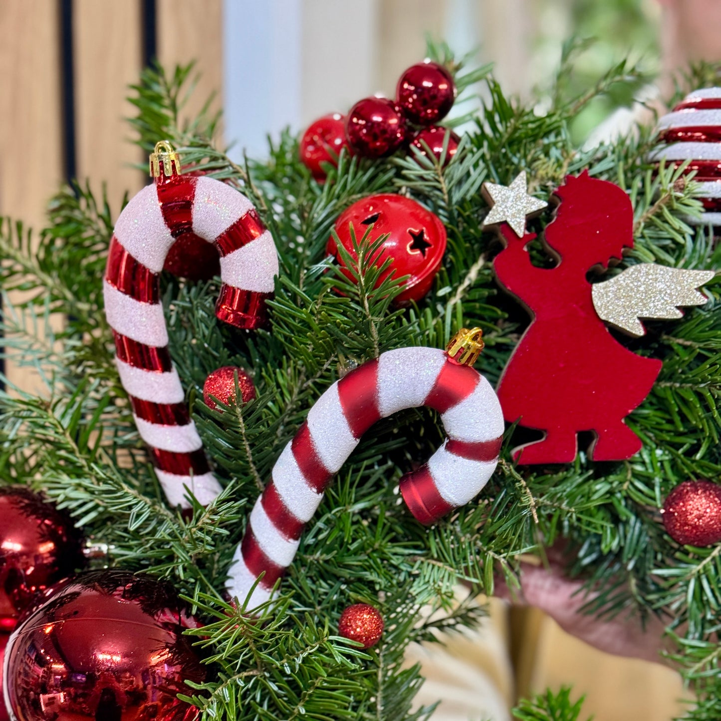 Coroniță Crăciun Mister Flower cu îngeraș și globuri roșii