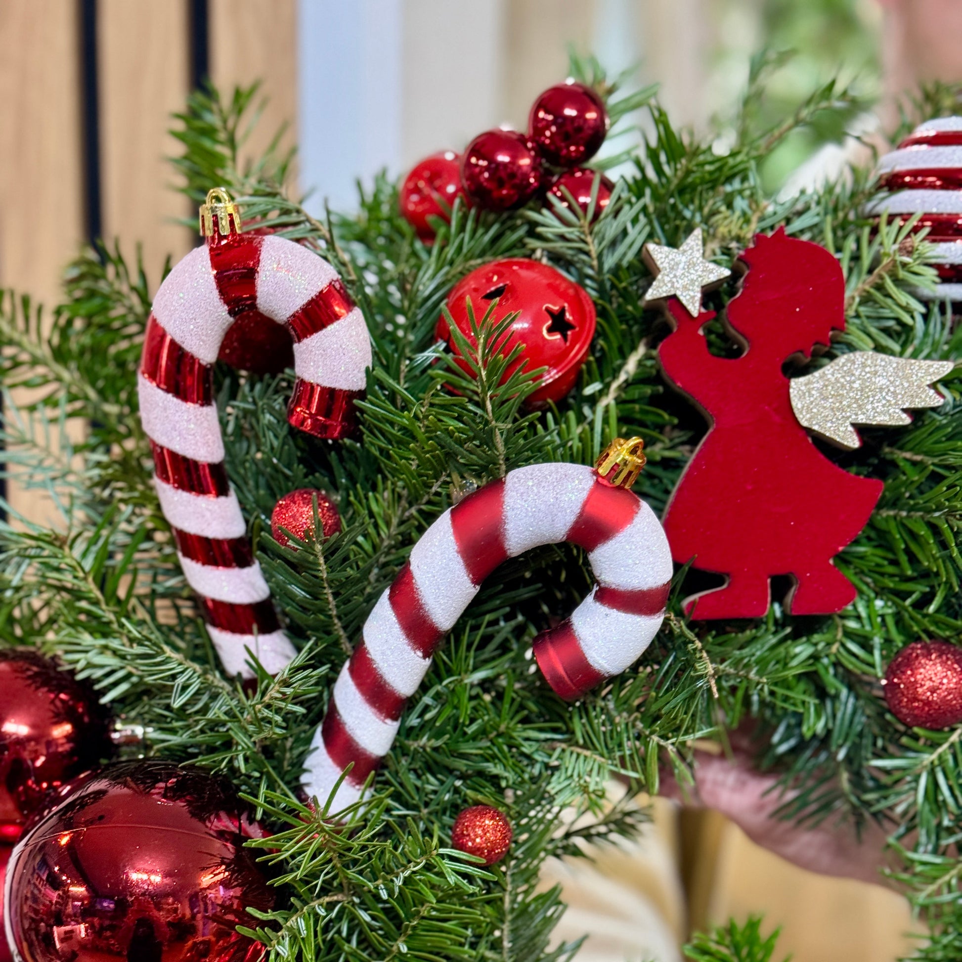 Coroniță Crăciun Mister Flower cu îngeraș și globuri roșii