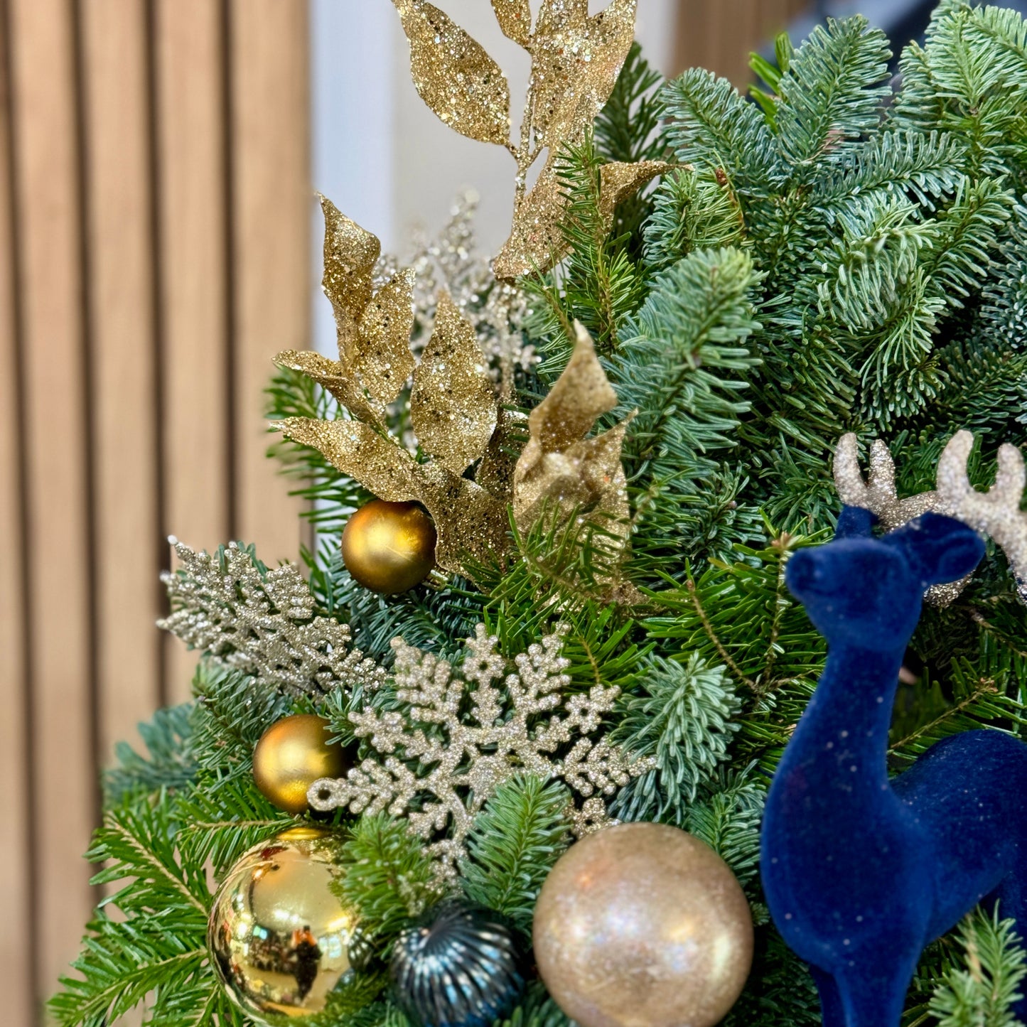 Coroniță Crăciun Mister Flower cu reni și globuri elegante