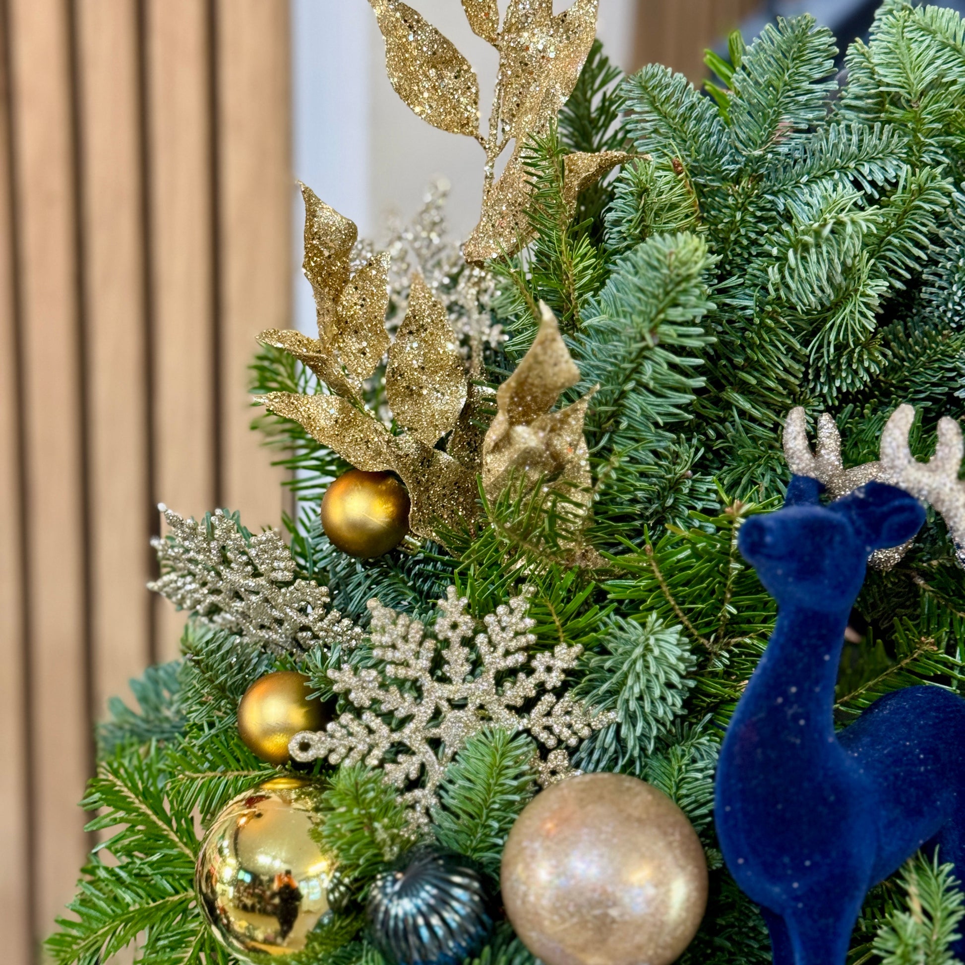 Coroniță Crăciun Mister Flower cu reni și globuri elegante