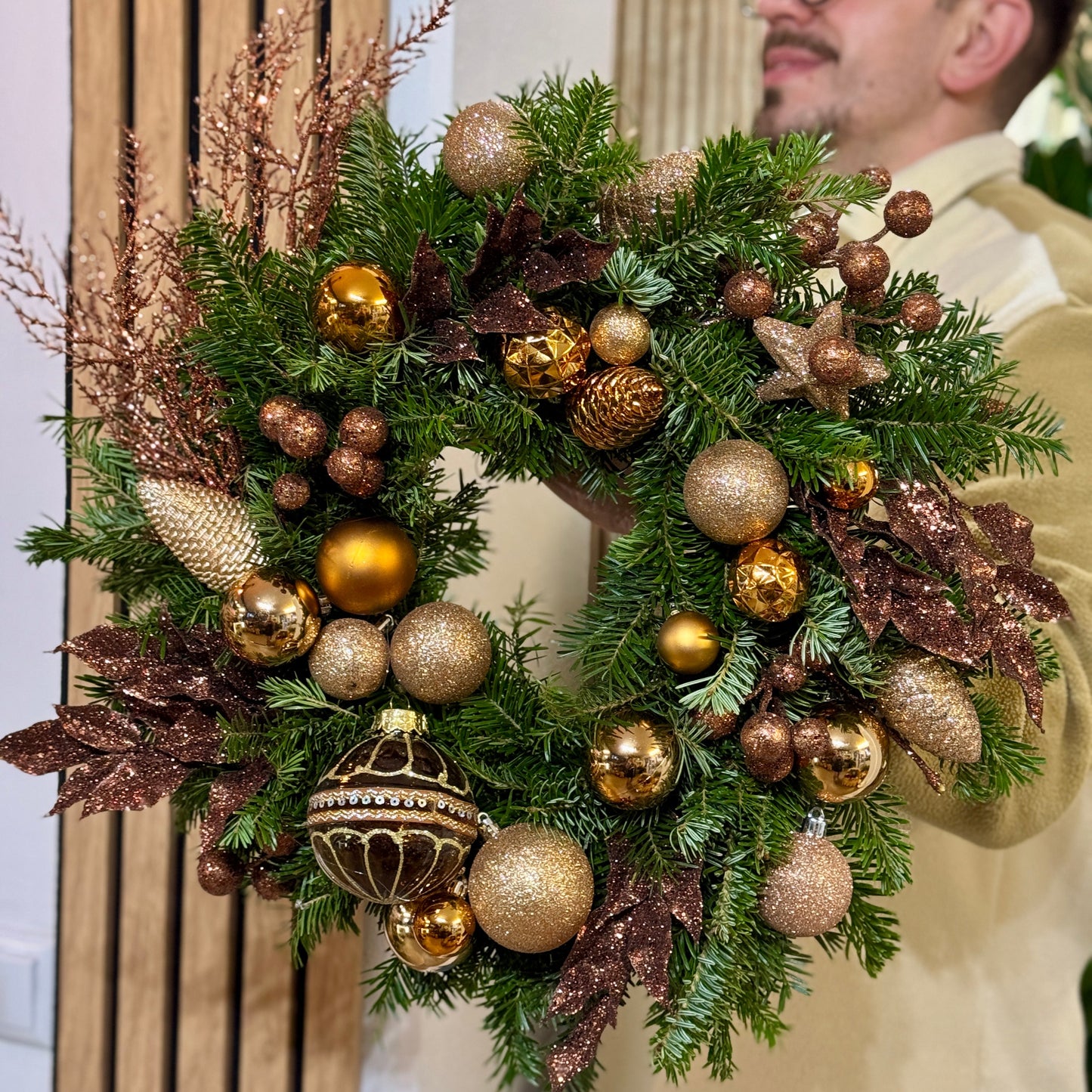 Coroniță de Crăciun elegantă din brad cu decor auriu