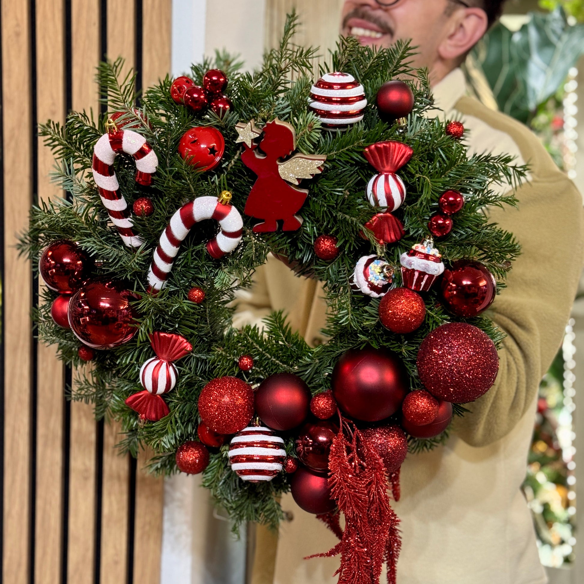 Coroniță de Crăciun jucăușă cu globuri roșii și acadele decorative