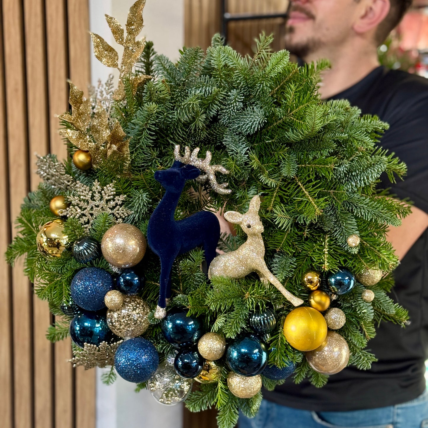 Coroniță elegantă de iarnă cu accente aurii și albastru petrol