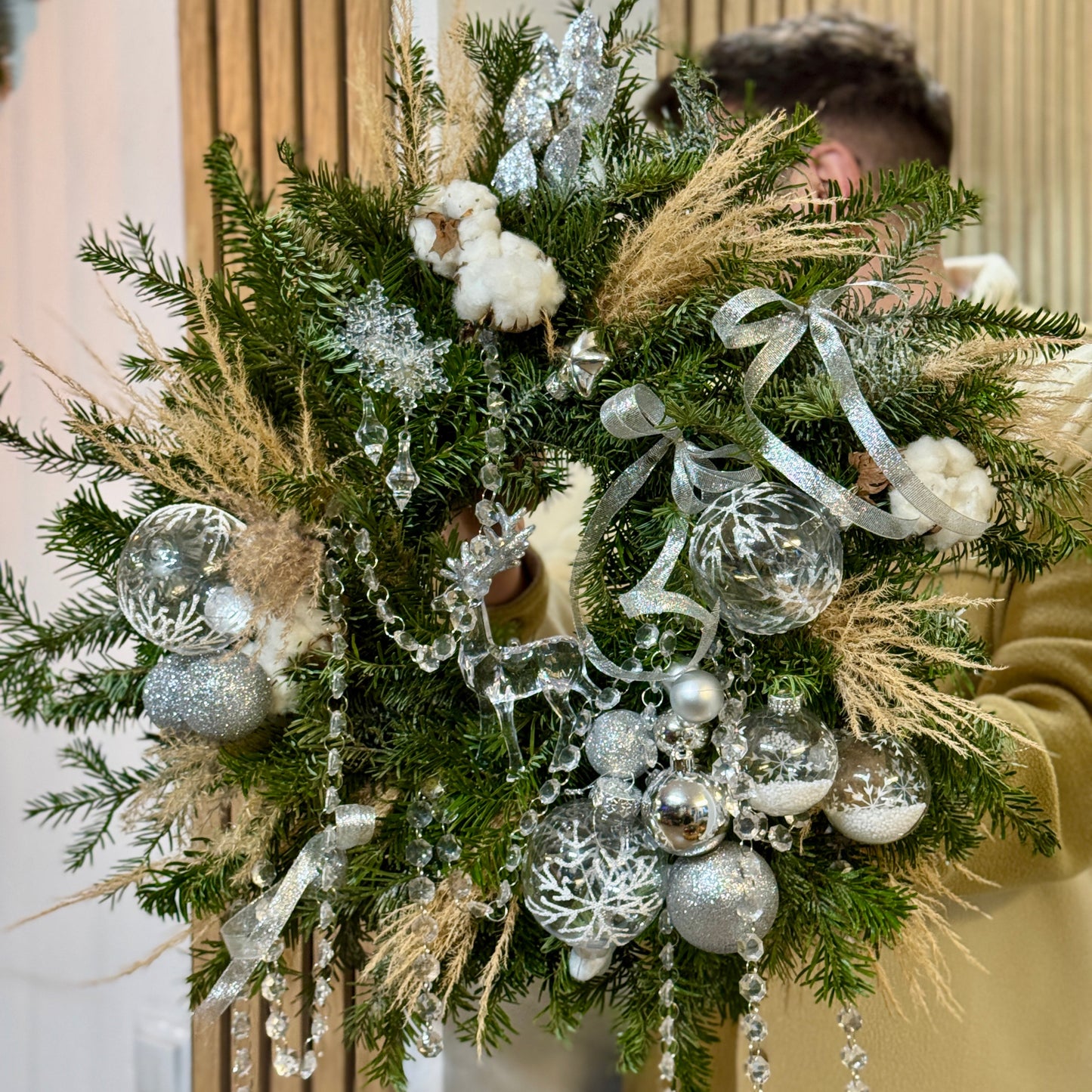 Coroniță elegantă de iarnă cu globuri argintii și bumbac natural