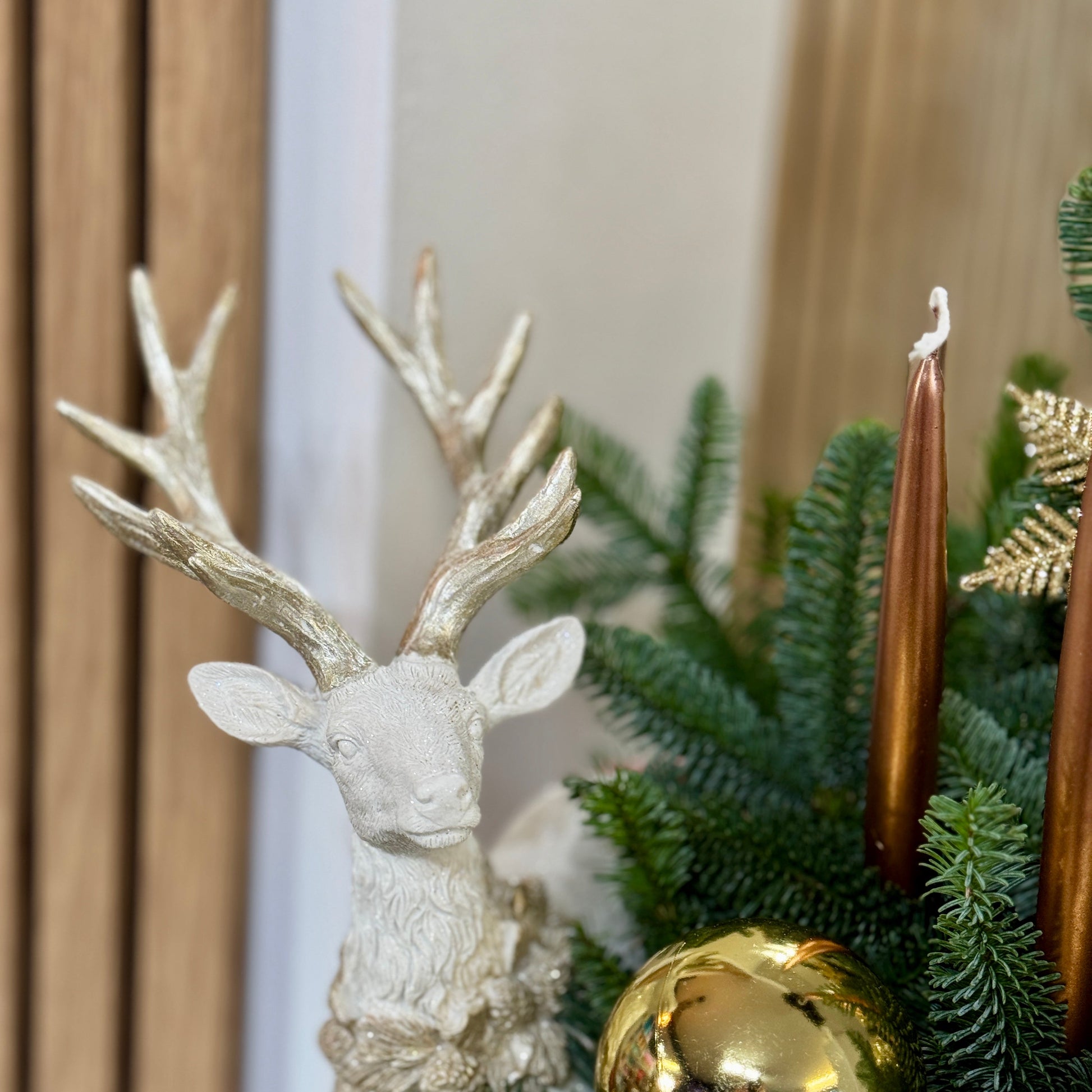 Cutie decorativă de Crăciun cu globuri aurii și lumânări gold