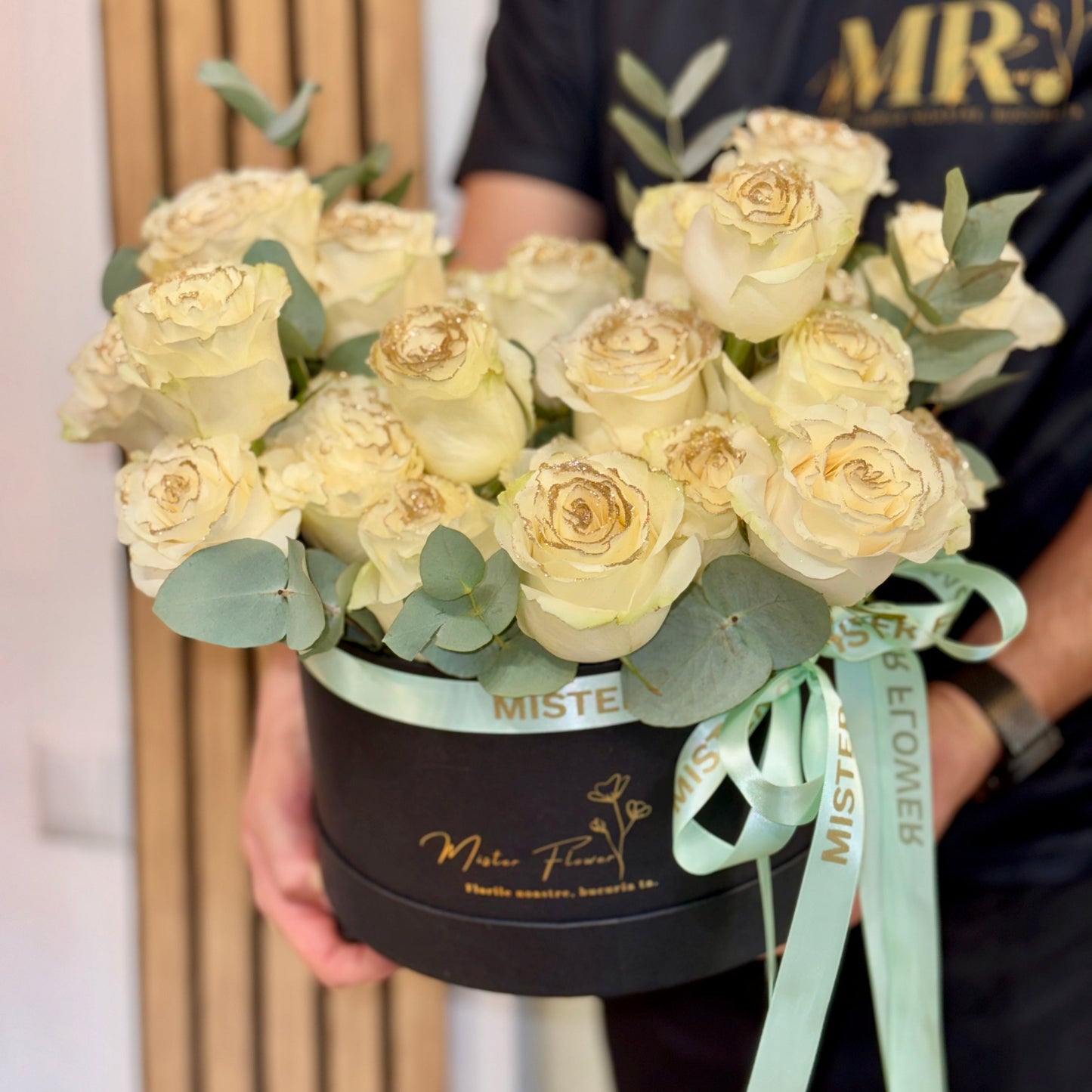 Cutie elegantă cu trandafiri crem și accente aurii – Mister Flower Cluj
