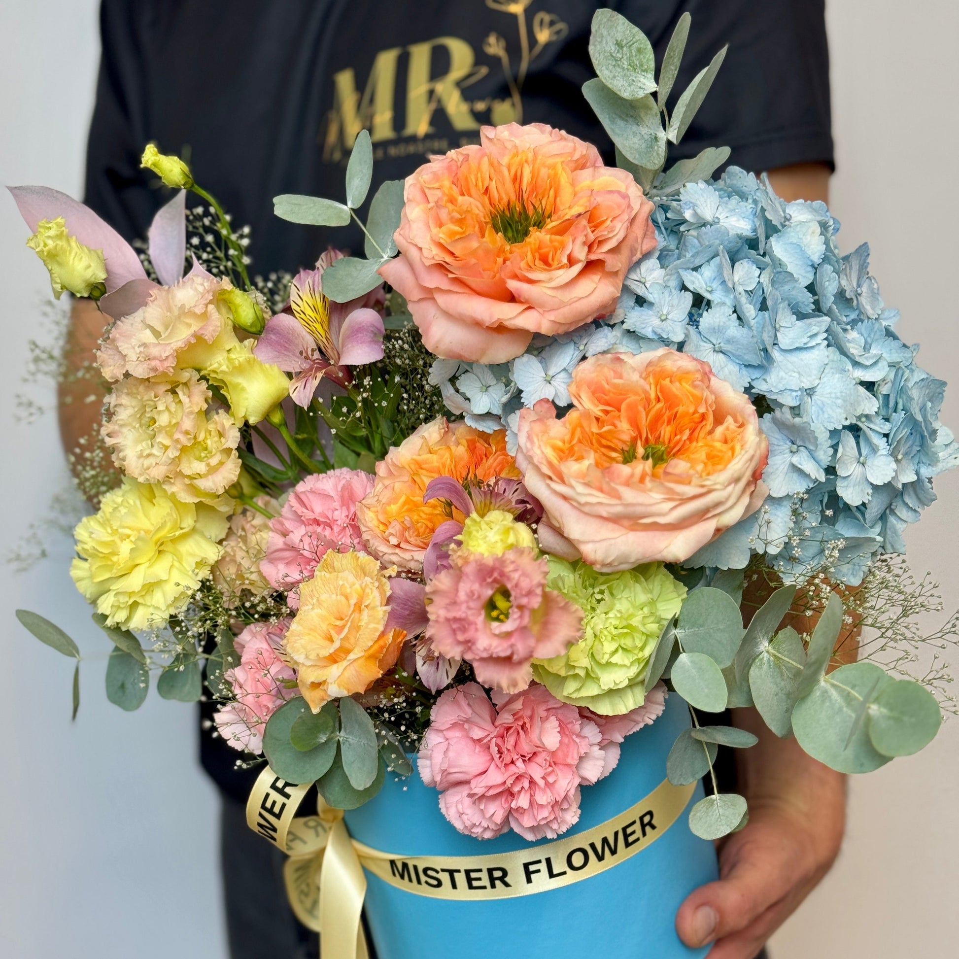 Cutie florală elegantă cu flori colorate – hortensii, garoafe și trandafiri – cadou premium Cluj