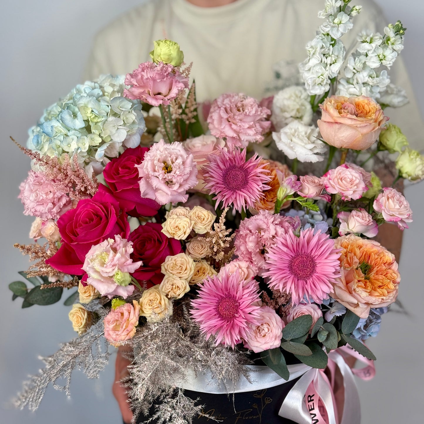 Cutie florală premium cu trandafiri roz, hortensii albastre și flori mixte – cadou elegant Cluj