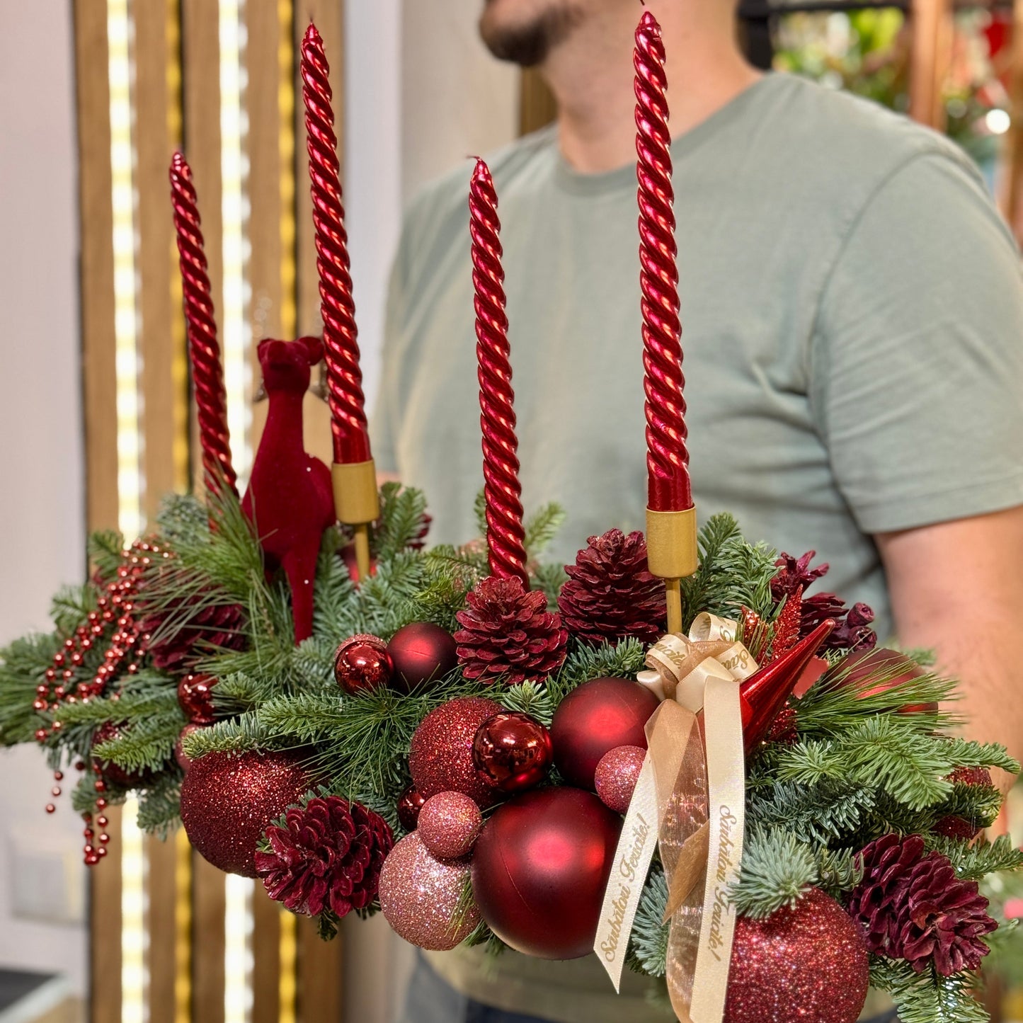 Decor festiv cu lumânări pentru masa de Crăciun