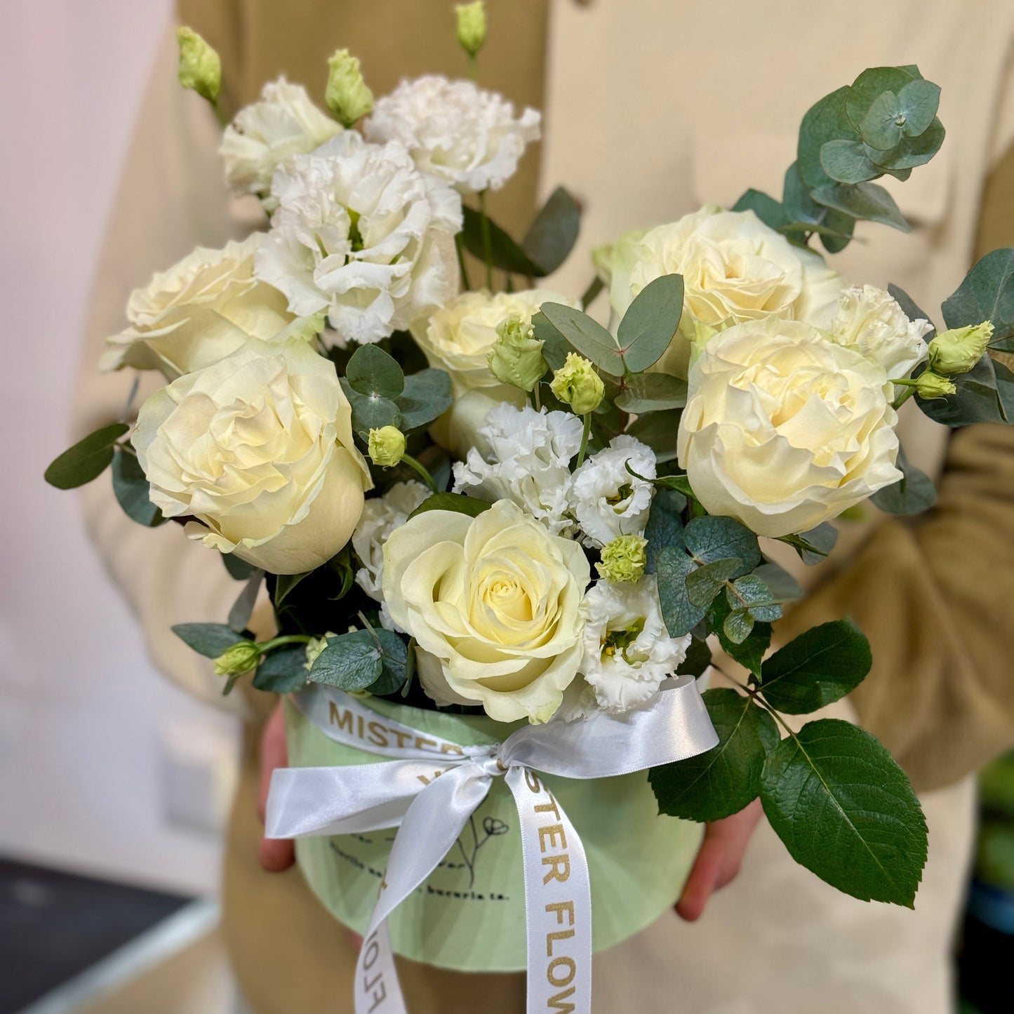 Flower box crem elegant cu trandafiri și eustoma