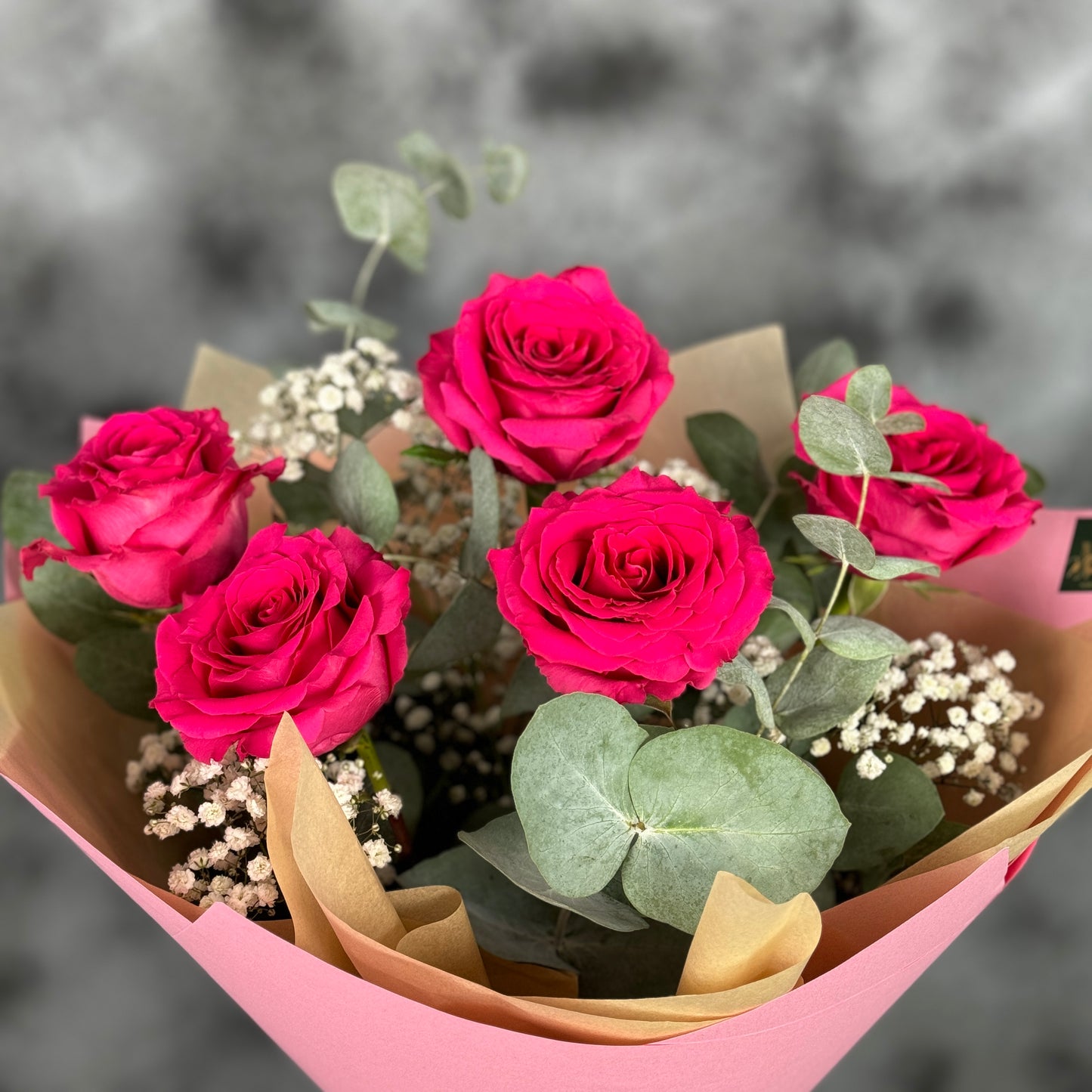 Buchet de trandafiri roz eucalipt si gypsophila