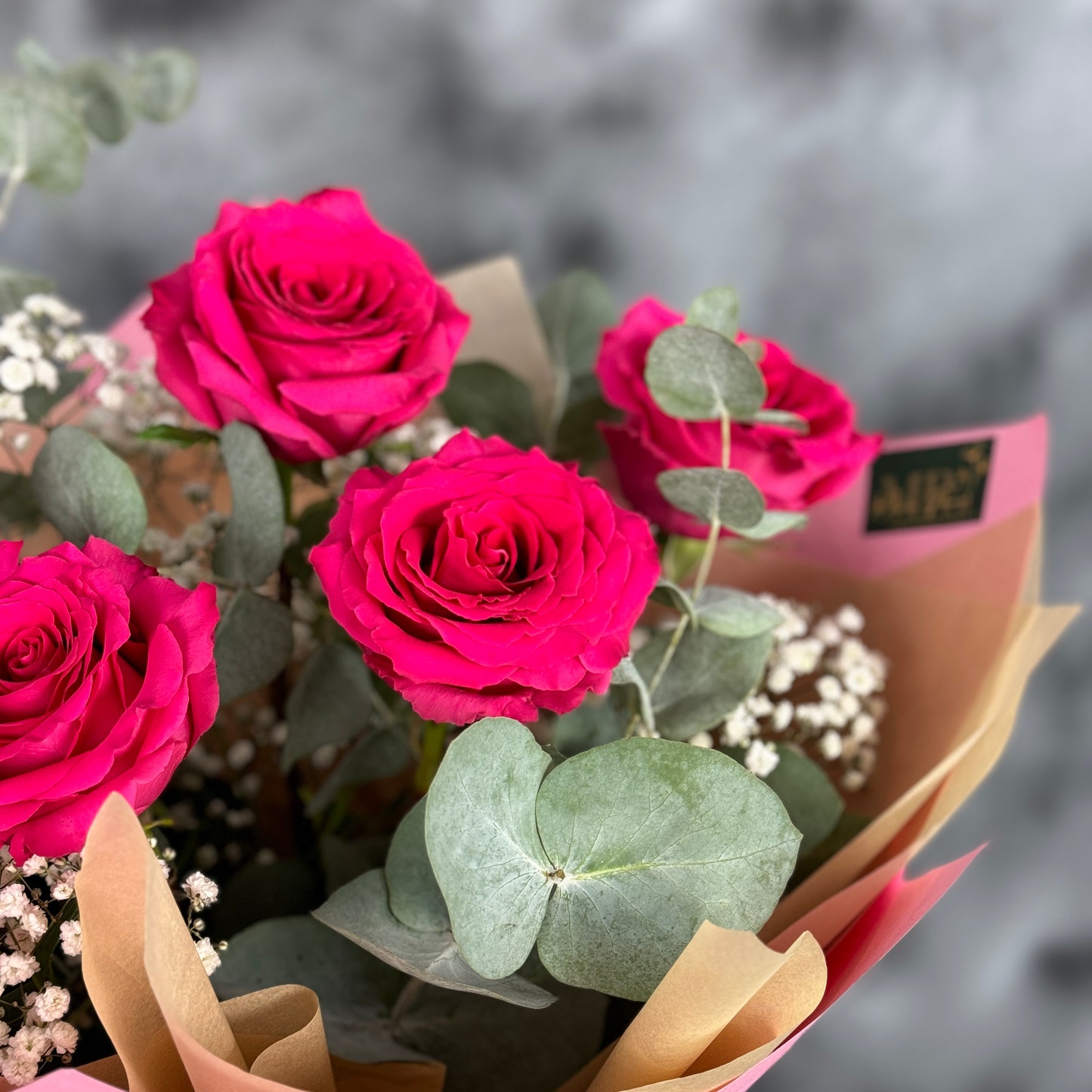 Buchet de trandafiri roz eucalipt si gypsophila