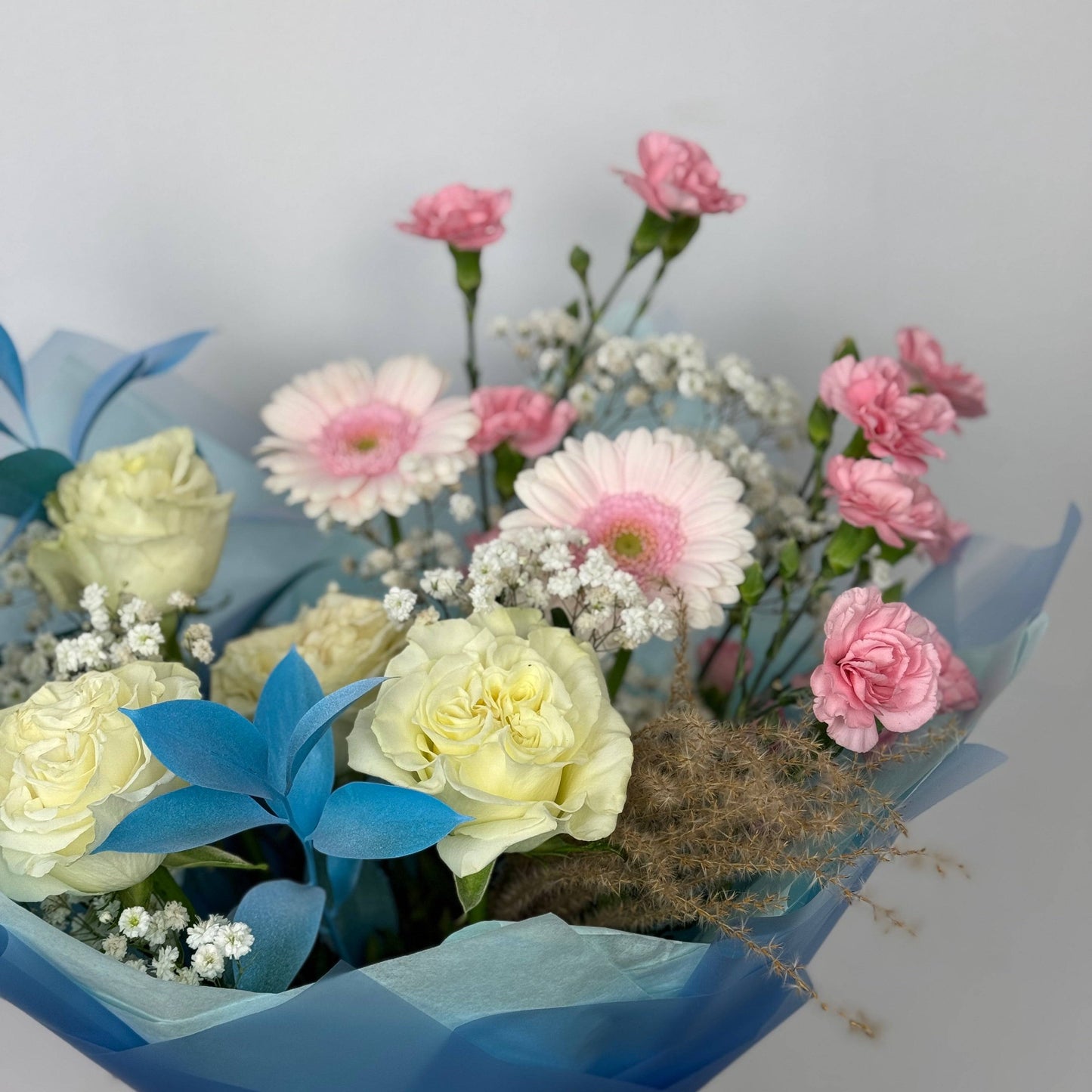 Buchet cu trandafiri albi și garofițe – flori elegante, livrare Cluj

