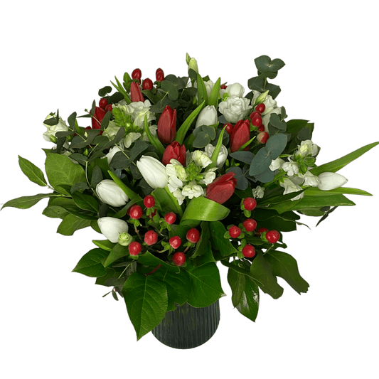 Buchet de lalele, frezie și hypericum, livrare Cluj și Florești