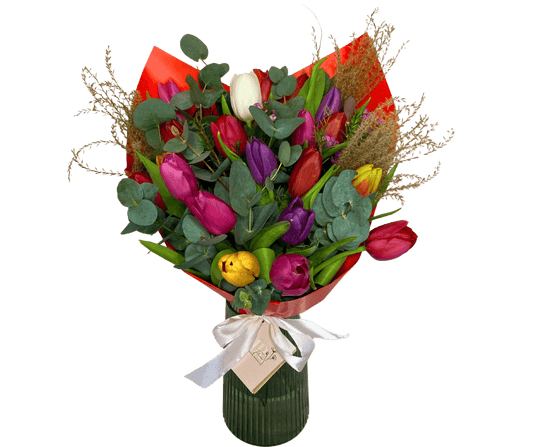 Buchet de 21 de lalele cu eucalipt natural – livrare Cluj și Florești