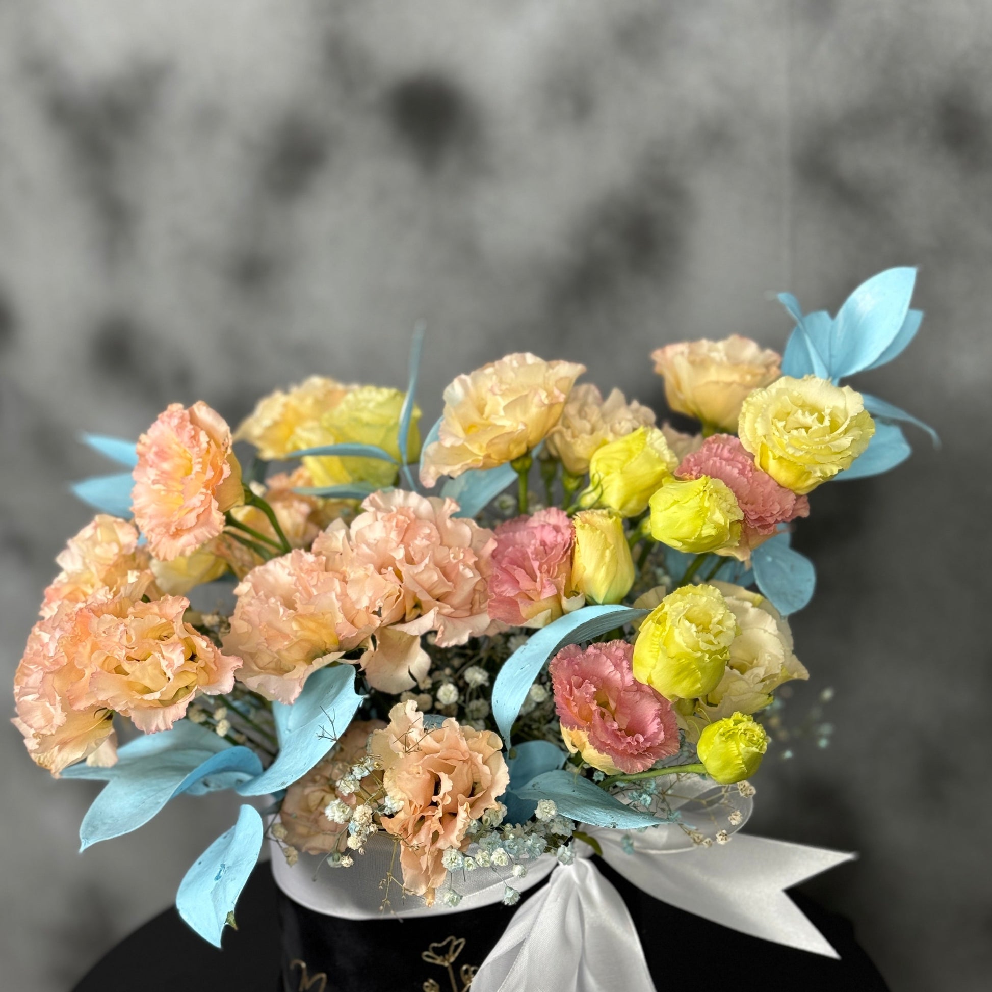 Aranjament Perfect Symphony, eustoma, gypsophila, ruscus, culori pastel, florarie Floresti 