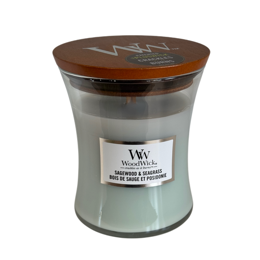 Lumânare parfumată WoodWick Sagewood & Seagrass cu fitil din lemn, parfum fresh marin, disponibilă la Florăria Mister Flower Florești, Cluj