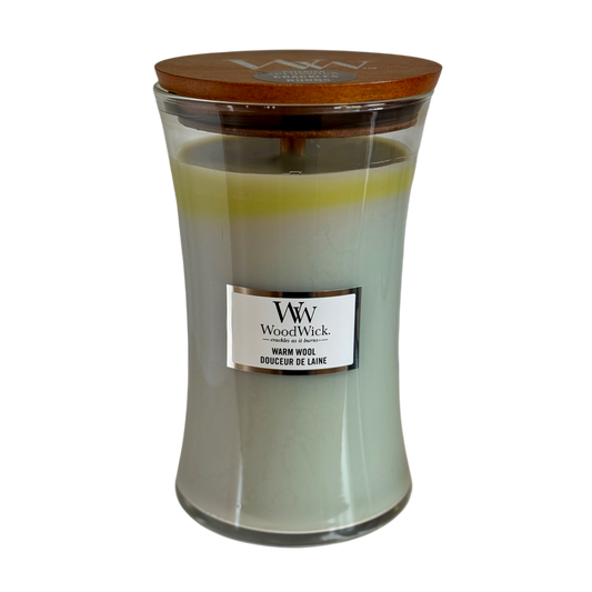 Lumânare parfumată WoodWick Warm Wool cu fitil din lemn, parfum cald, disponibilă la Florăria Mister Flower Florești, Cluj