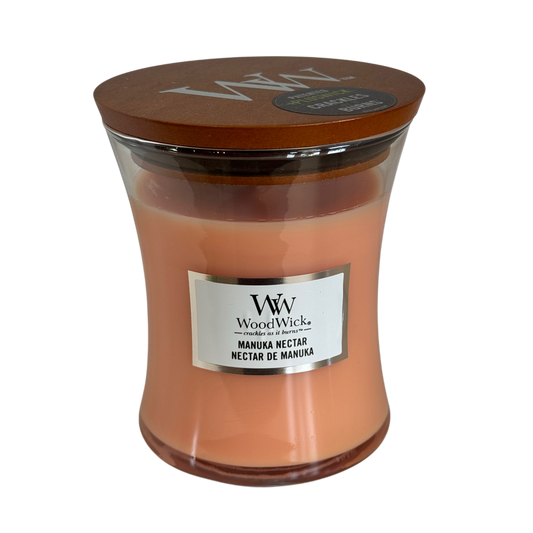 Lumânare parfumată WoodWick Manuka Nectar cu fitil din lemn, parfum exotic, disponibilă la Florăria Mister Flower Florești, Cluj