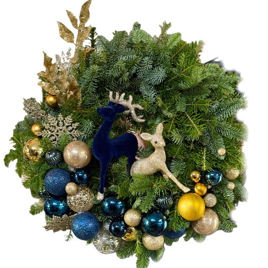 Nordic Reindeer Wreath – coroniță de Crăciun cu reni decorativi și globuri albastre