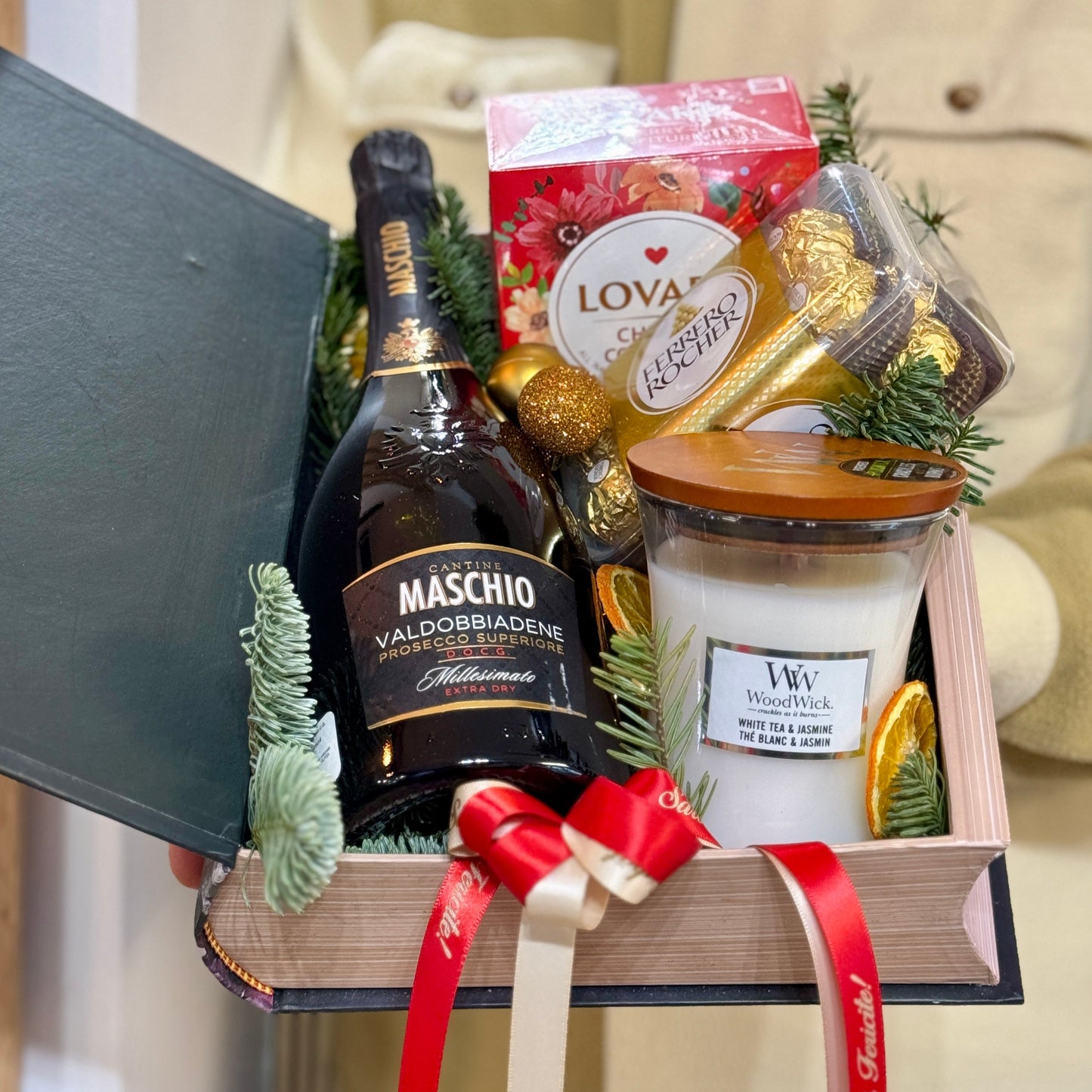 Set cadou premium în cutie carte cu ceai Lovare și decorațiuni festive