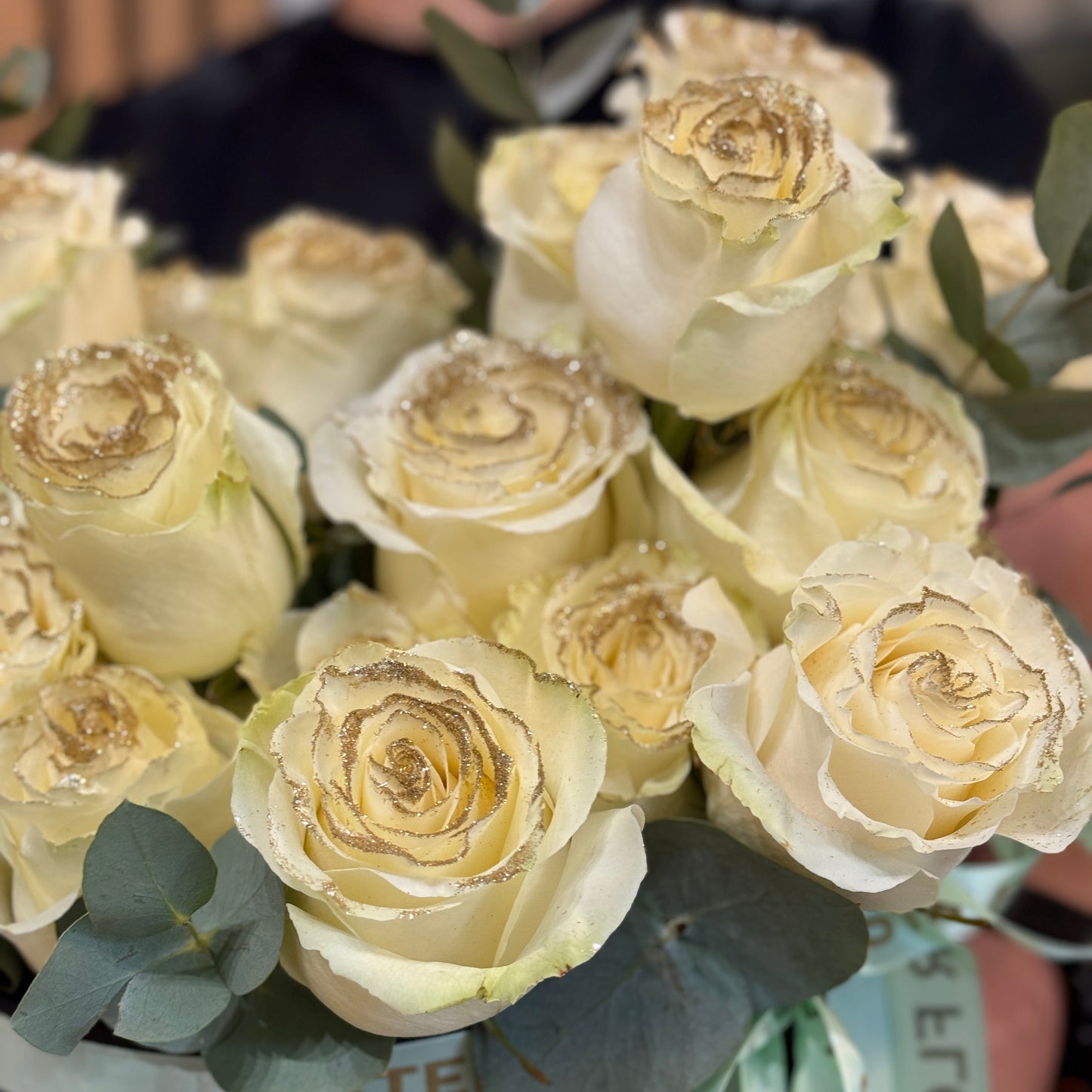 Trandafiri albi cu margini aurii în cutie neagră Mister Flower