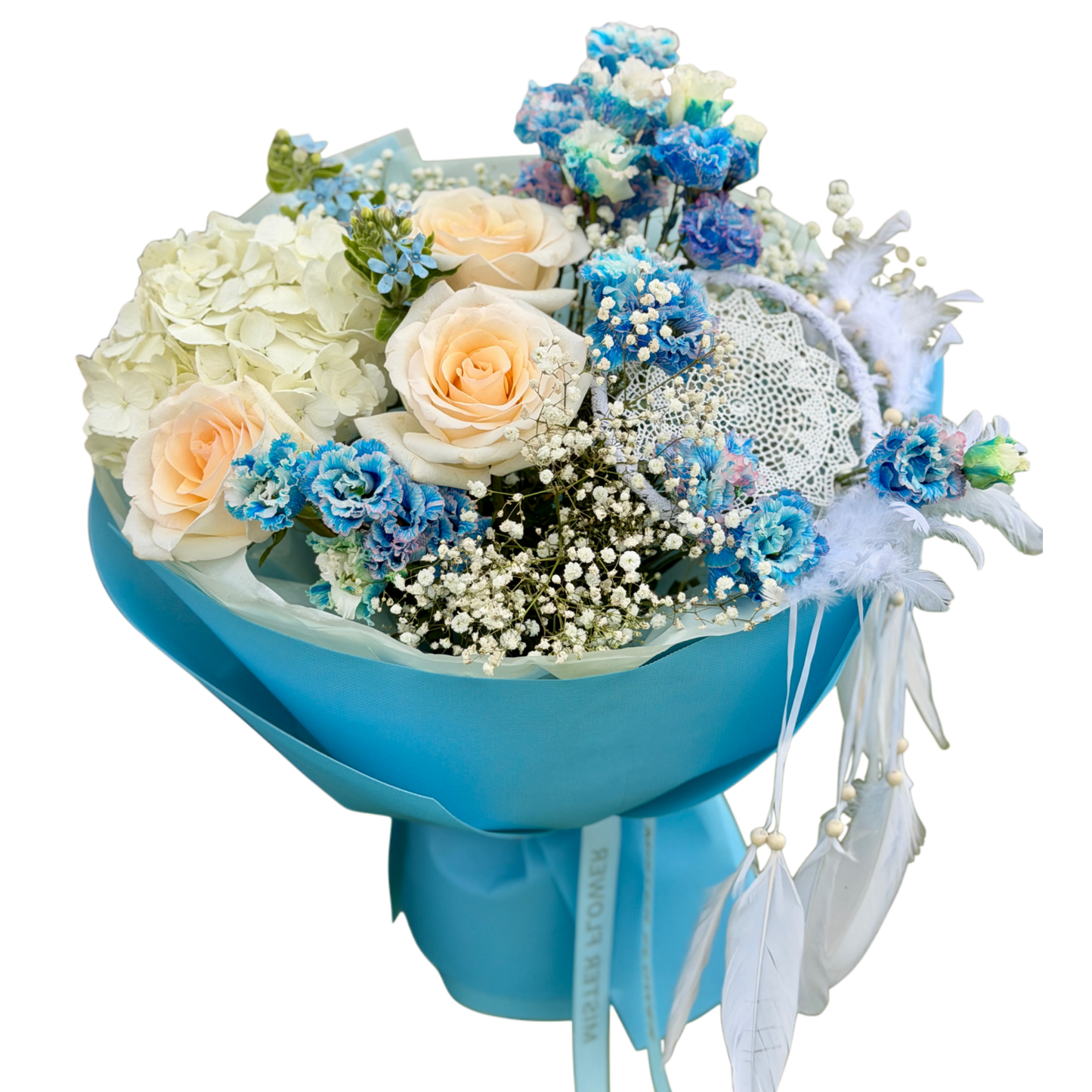 Buchet Blue Dream cu hortensie albă, trandafiri crem, flori albastre și dream catcher decorativ