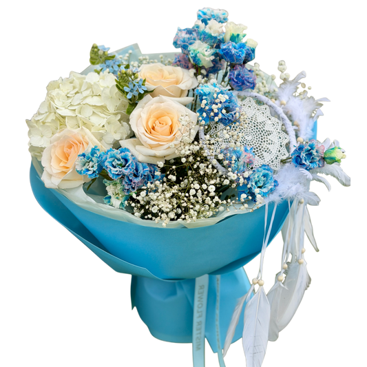 Buchet Blue Dream cu hortensie albă, trandafiri crem, flori albastre și dream catcher decorativ