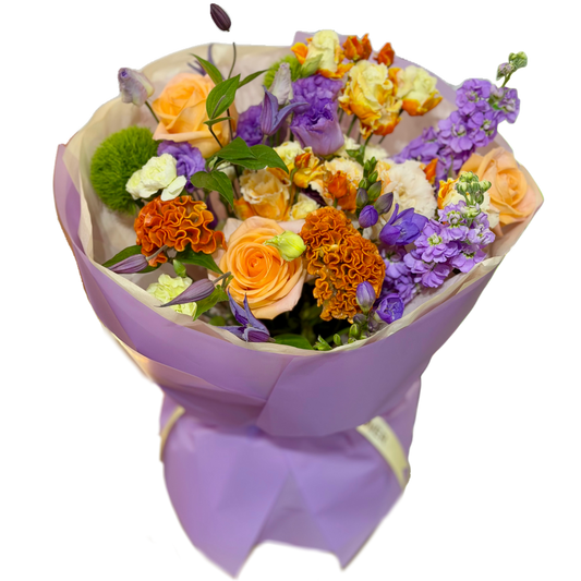 Buchet Sunset Lavender cu trandafiri piersică, lisianthus mov, matthiola lila și accente portocalii