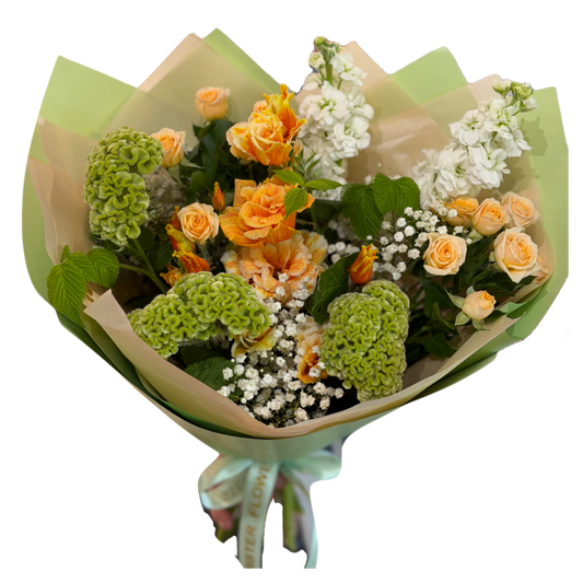 Buchet Citrus Garden cu trandafiri piersică, miniroze, celosia verde, mathiola albă și gypsophila