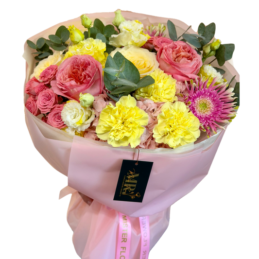 Buchet Lemon Blush cu trandafiri de grădină roz, garofițe galbene, miniroze, eustoma și gerbera roz.