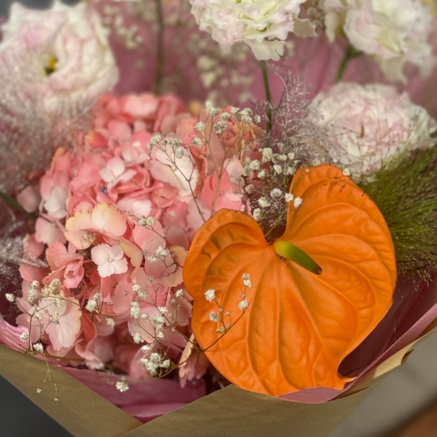 Buchet Ruby Rose - un aranjament floral perfect pentru ocazii speciale, cu eustoma, hortensie și anthurium