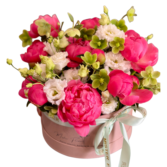 Cutie florală Pink Peony Garden cu bujori roz, eustoma albă și flori de sezon în cutie roz premium