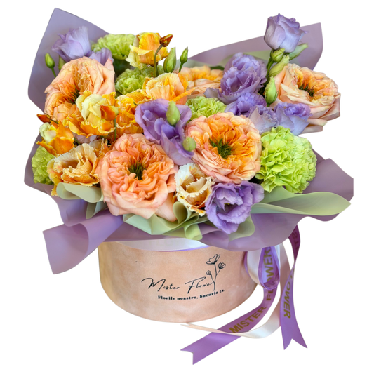 Cutie florală Peach Lavender Garden cu trandafiri Garden Roses, eustoma mov și garoafe verzi