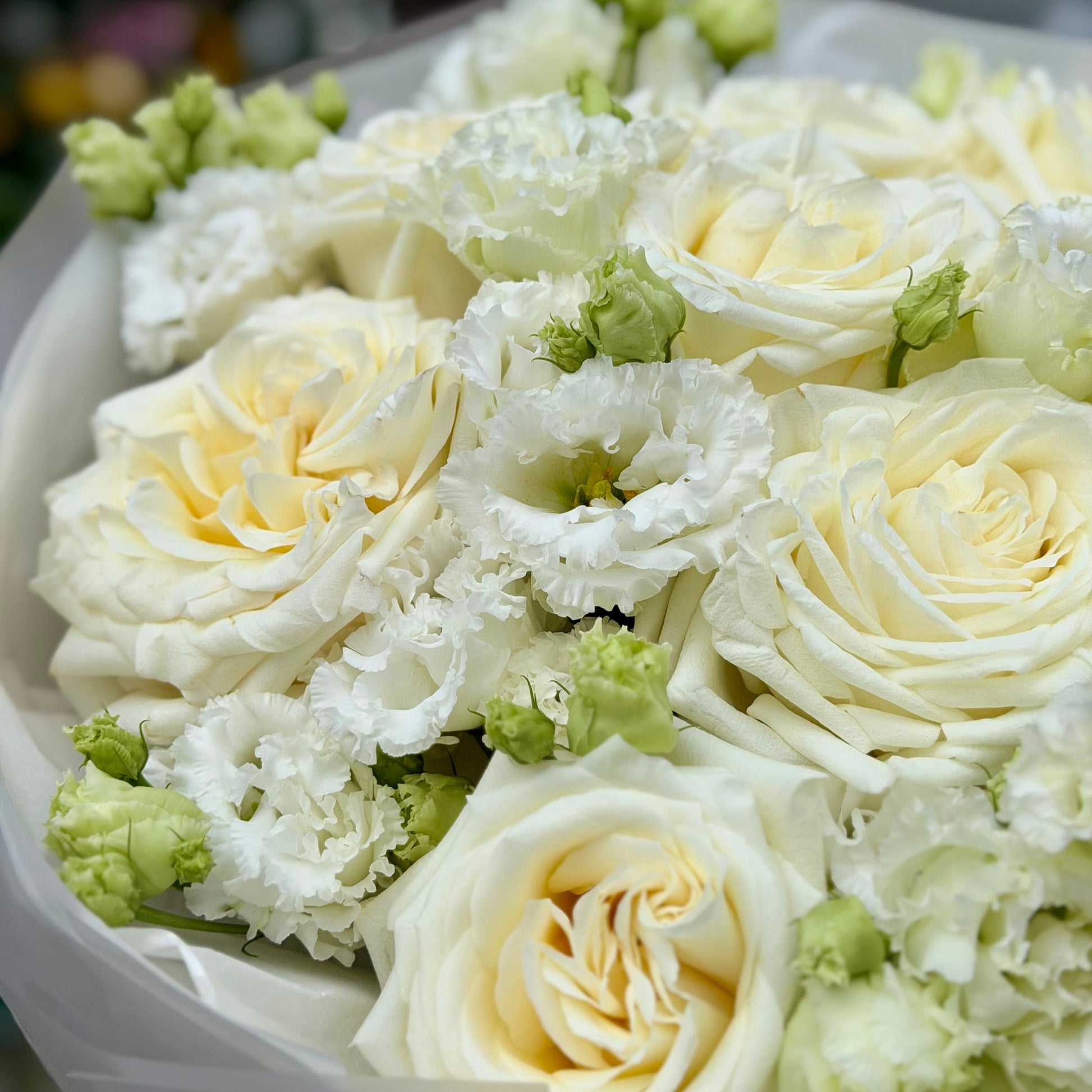 Buchet alb Ivory Serenity din trandafiri și lisianthus cu livrare în Cluj și Florești